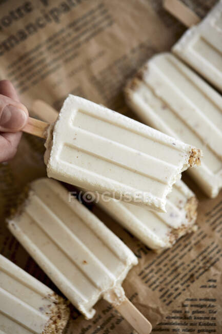 Helado vegano de plátano con leche de almendras y nueces - foto de stock
