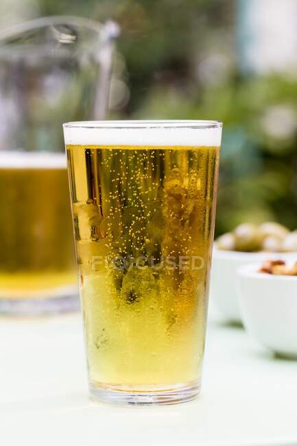 Pinta di lager con brocca di lager sul tavolo esterno — Foto stock