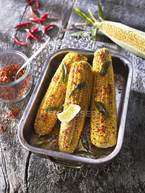 Mazorcas de maíz a la parrilla con mantequilla, chile y salvia fresca - foto de stock