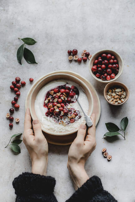 Yogurt with fresh cranberries and almonds — Stock Photo