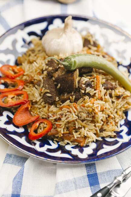 Gebratener Reis mit Rindfleisch, Chili und Knoblauch — Stockfoto