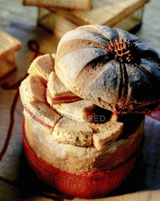 Sorpresa del dolor (una cesta de pan de celebración) - foto de stock