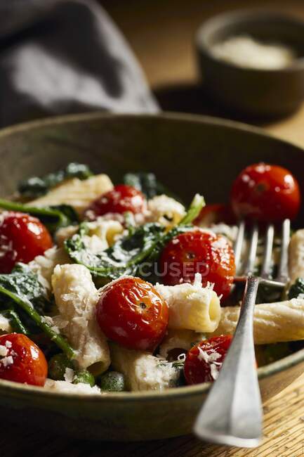 Pasta with spinach, cherry tomatoes and cheese — Stock Photo