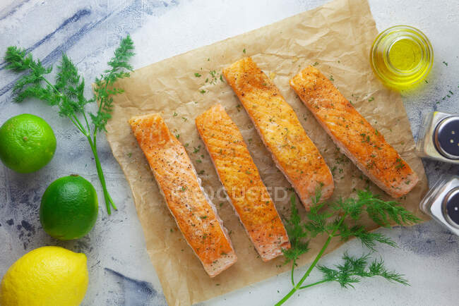 Filetes de salmón con ingredientes - foto de stock