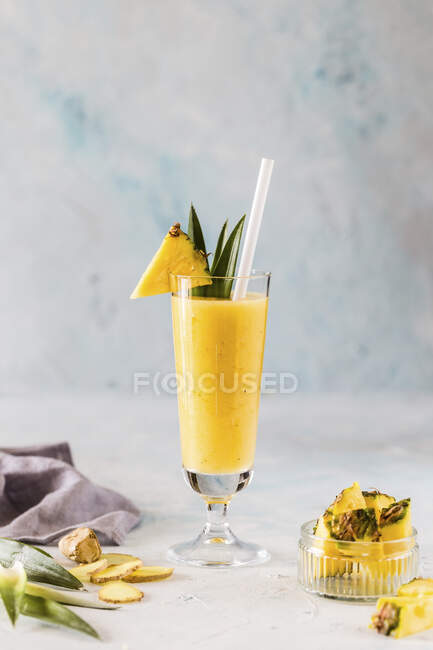 Um abacaxi com gengibre — Fotografia de Stock