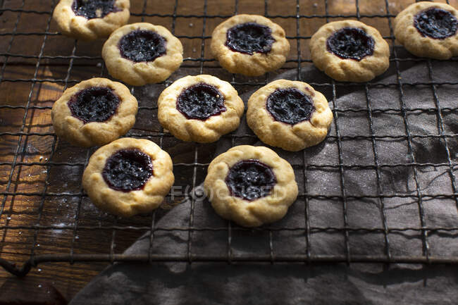 Jam wreaths on a cooling rack — Stock Photo