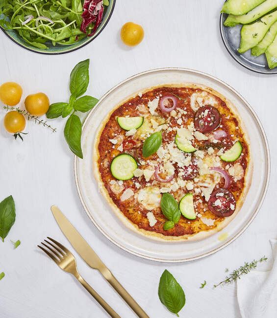 Pizza con zucchine, pomodori, origano, basilico e parmigiano — Foto stock
