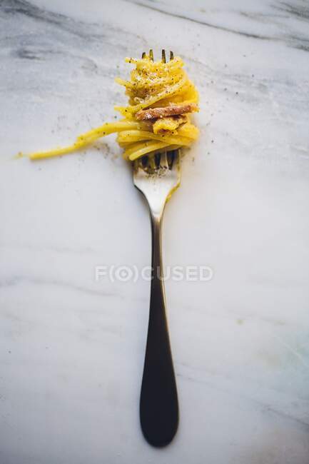 Espaguetis carbonara en un tenedor - foto de stock