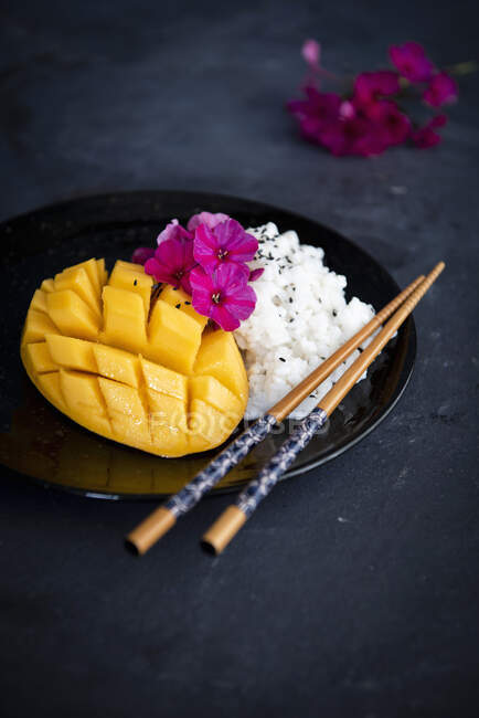 Mango sticky rice close-up view — Stock Photo