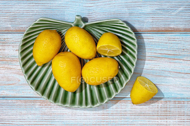 Limequats, entiers et coupés en deux — Photo de stock