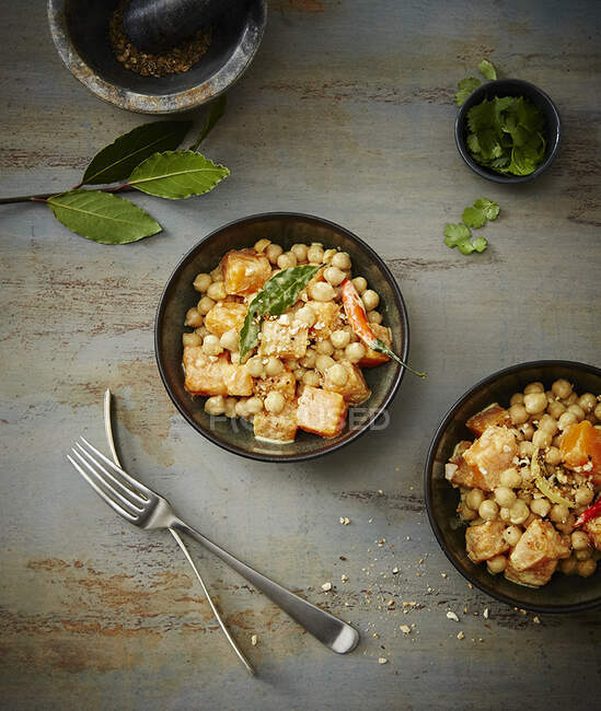 A pumpkin and chickpea medley with chilli — Stock Photo