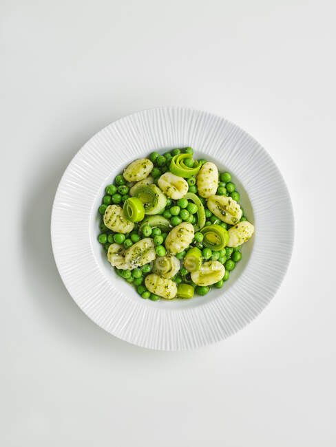 Gnocchi with peas, leek and pesto — Stock Photo