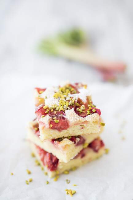 Rhubarb sheet cake on blurred background — Stock Photo