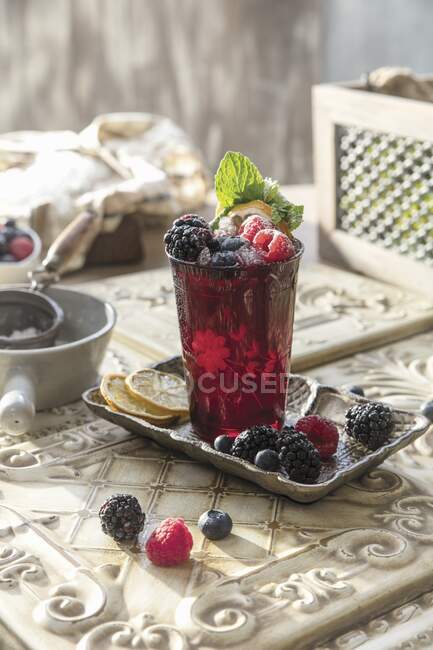 Red berries cocktail in glass decorated with fresh berries — Stock Photo