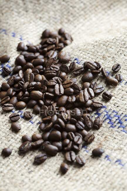 Grains de café torréfiés entiers — Photo de stock
