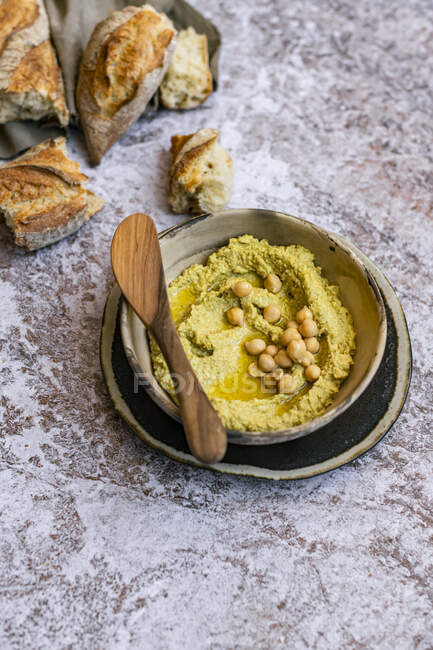 Veganer Avocado Hummus mit gerissenem Baguette — Stockfoto