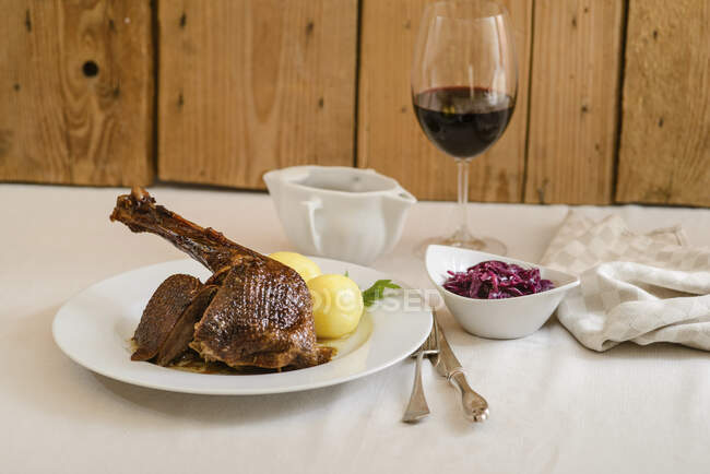 Leg of goose with dumplings and red cabbage — Stock Photo