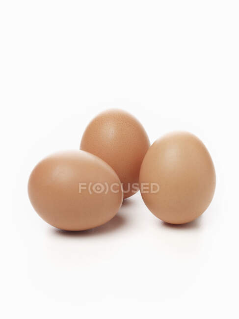 Tres huevos aislados sobre fondo blanco - foto de stock