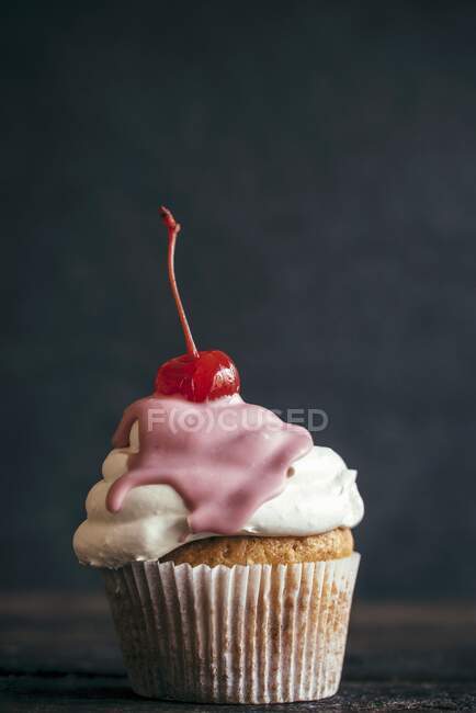 Un cupcake maison garni d'un cocktail cerise — Photo de stock