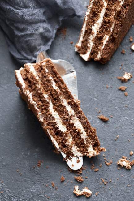Primer plano de delicioso pastel de chocolate con cobertura de vainilla - foto de stock