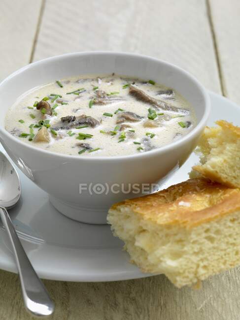 Zuppa di funghi con erba cipollina — Foto stock