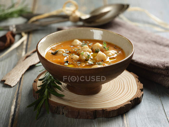 Cream of pumpkin soup with chickpeas — Stock Photo