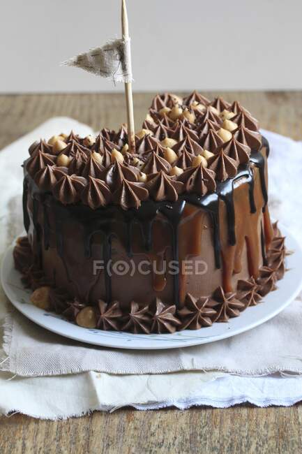Pastel de chocolate y caramelo con bandera - foto de stock