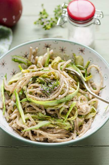Spelt spaghetti with asparagus strips and thyme — Stock Photo