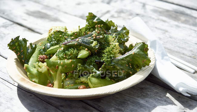 Salade de brocoli aux gousses de pois, chou frisé et noix — Photo de stock