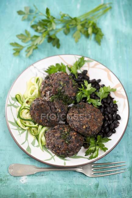 Patatas de trigo sarraceno con frijoles negros y fideos calabacines - foto de stock