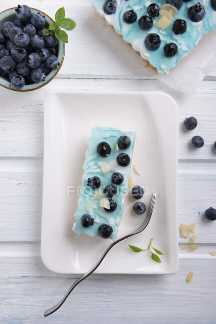Vegan blueberry and cream cake with almonds — Stock Photo