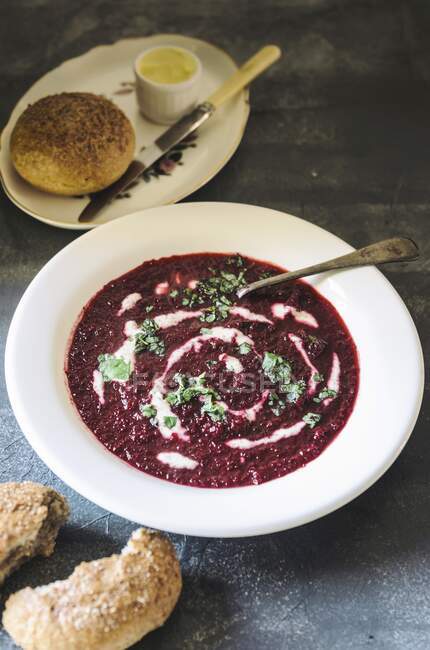 Beetroot soup with herbs and sour cream — Stock Photo