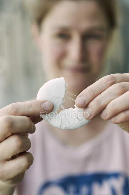 Eine Frau hält Aquafaba-Baiser-Kekse in der Hand — Stockfoto
