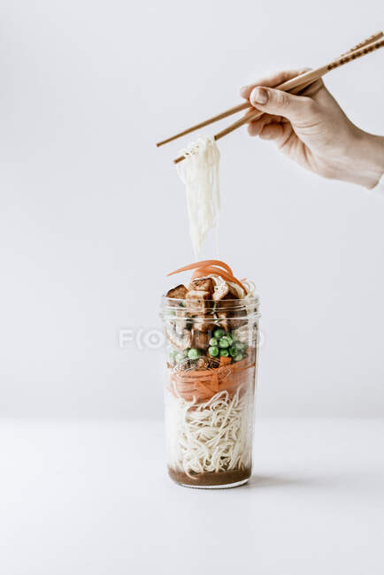 Massa com miso tofu assado cenouras e ervilhas — Fotografia de Stock