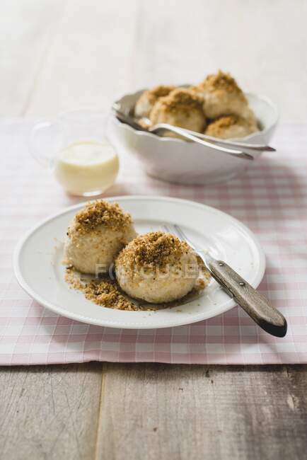 Damson dumplings with buttered crumbs — Stock Photo
