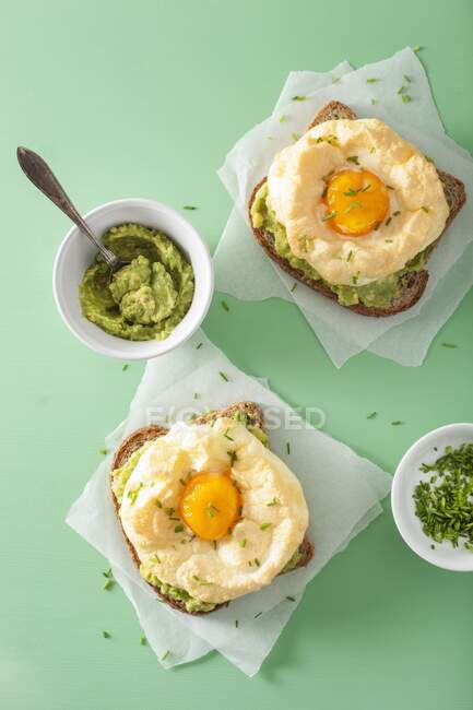 Uova di nuvola su pani tostati con purè di avocado — Foto stock