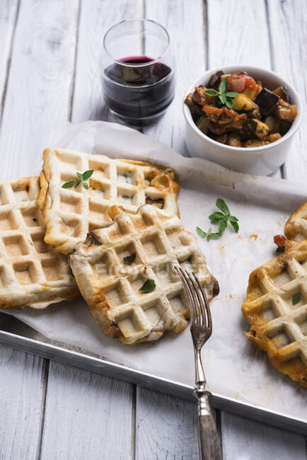 Waffles de espelta Vegan com legumes mediterrânicos — Fotografia de Stock