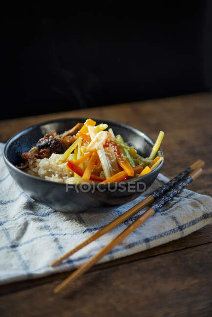 Chinese vegetable and duck stir fry — Stock Photo