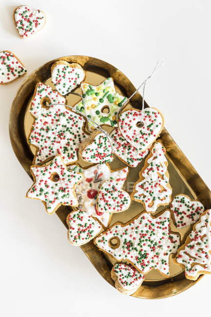 Galletas de jengibre decoradas con chispas de azúcar de Navidad y glaseado real - foto de stock