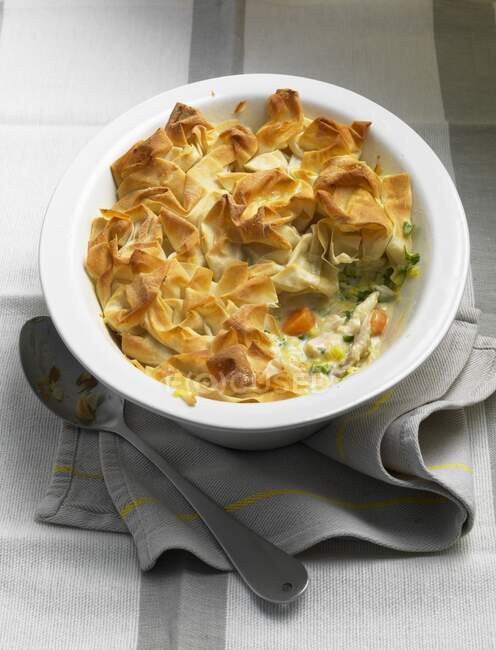 Filo pastry pie with chicken and leek — Stock Photo