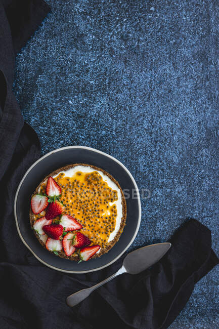 Passion fruit yoghurt tart with strawberries — Stock Photo