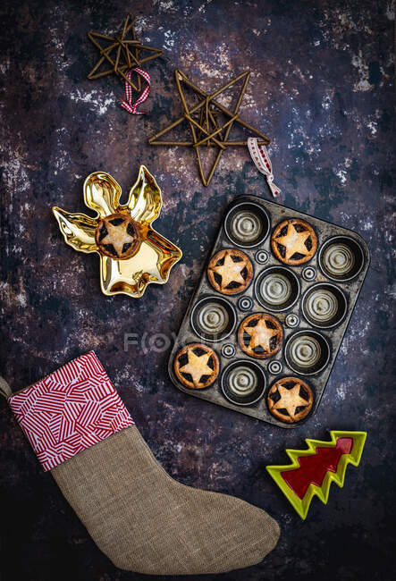 Pasteles de carne picada en bandeja para hornear con decoraciones Christas - foto de stock