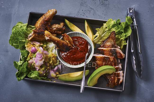 Primer plano de delicioso pollo con salsa coreana Ssm - foto de stock