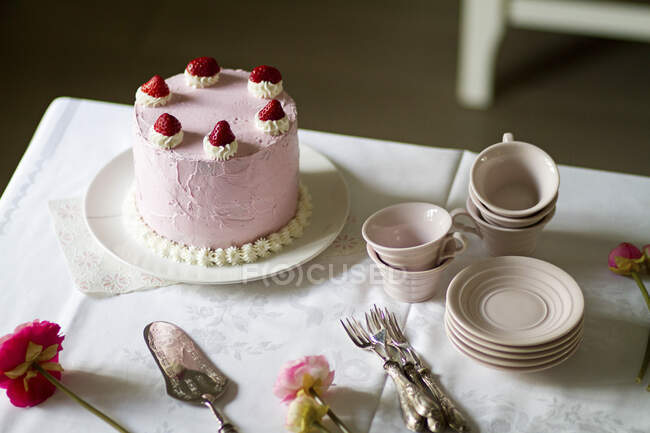 День народження полуничний торт на поданому столі — стокове фото