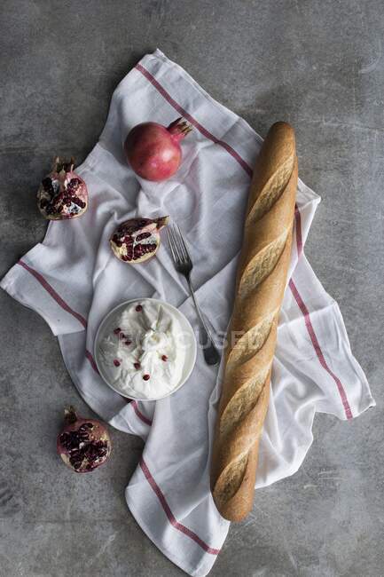 Burrata (a fresh Italian cheese made from mozzarella and cream) served with baguette and pomegranate — Stock Photo