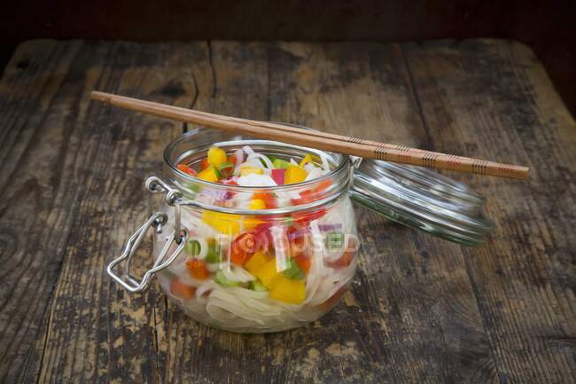 Glass noodle salad with yellow and red pepper, spring onion and red onion — Stock Photo