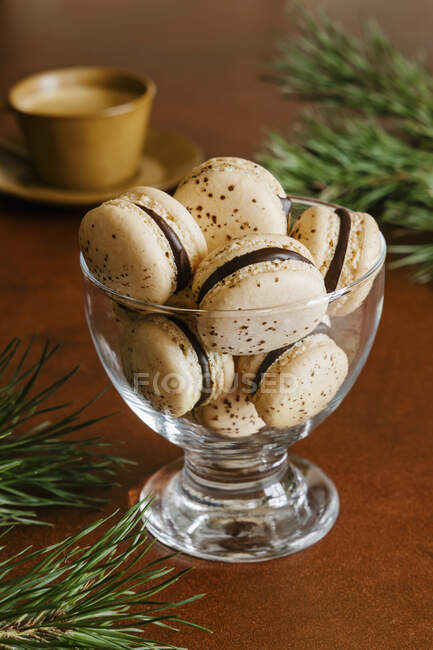 Macaron tradizionali francesi con cioccolato fondente e ganache di nocciole — Foto stock