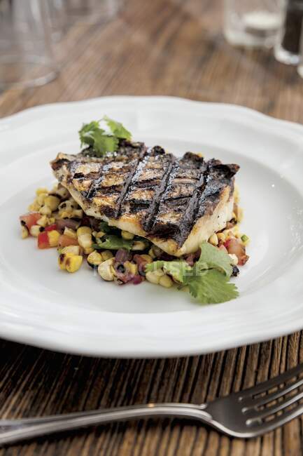 Striped Bass with Charred Corn, Onion and Tomatoes Salad — Stock Photo