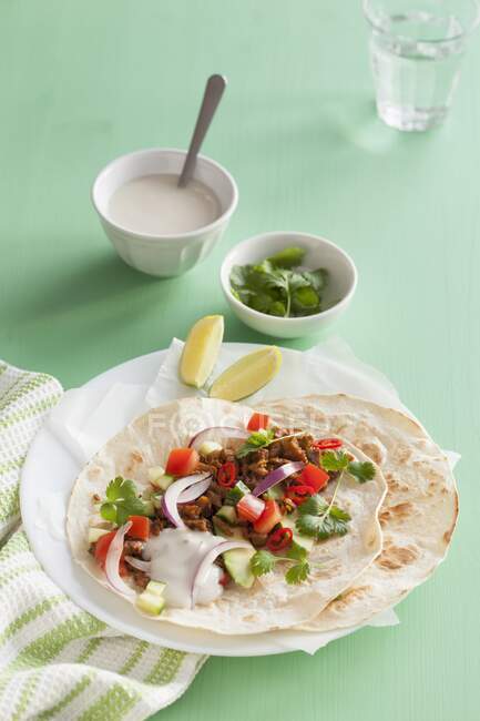 Tortilla Vegan com crumble de carne de ervilha proteína e legumes — Fotografia de Stock