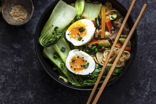 Nudelsuppe mit Karotten, Pilzen, Pak Choi, Ei und Sesam — Stockfoto